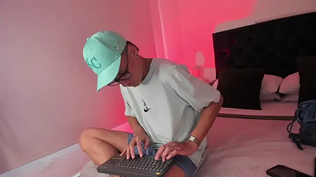 Snapshot of NoahLux chatting on October 2, 7:52 pm NoahLux online show from October 2, 7:52 pm