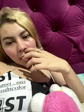 Snapshot of rubby_lux chatting on October 6, 2:50 am rubby lux online show from October 6, 2:50 am