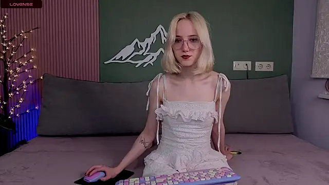 EmmaNovak online show from September 12, 12:01 pm