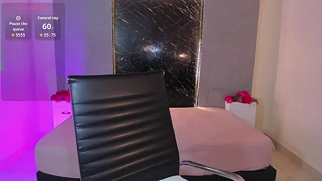 Hannacooper3 online show from October 6, 8:13 pm