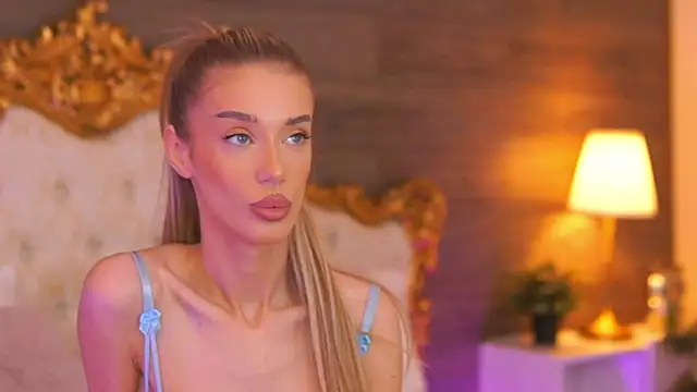 EllieRedd online show from October 20, 9:01 am