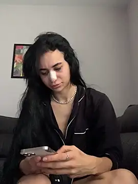 itsyourgirltee online show from December 5, 11:55 am