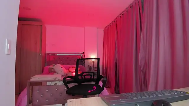 Snapshot of LuDreams chatting on October 11, 12:37 am LuDreams online show from October 11, 12:37 am