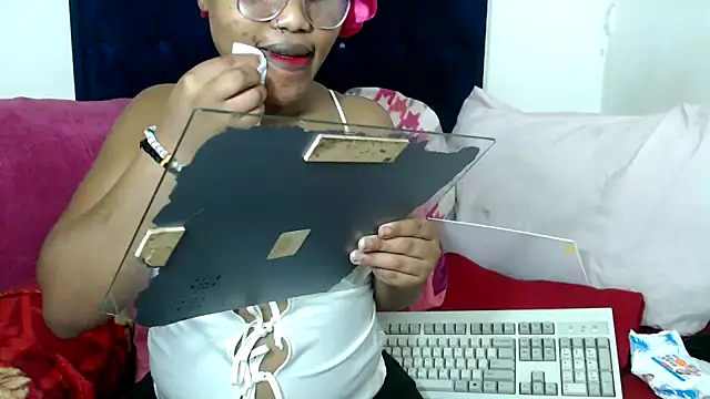 BUNNYCHOWX28 online show from March 6, 8:15 pm