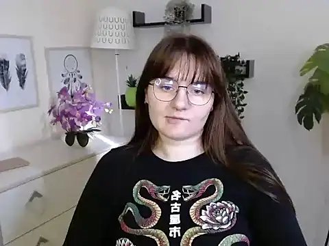 Snapshot of Julie_Diamond chatting on October 22, 12:32 pm Julie Diamond online show from October 22, 12:32 pm