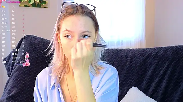 NyxaThorn online show from September 20, 2:37 pm