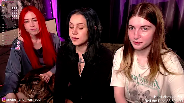 Snapshot of Threesomebabes chatting on October 7, 9:14 am Threesomebabes online show from October 7, 9:14 am