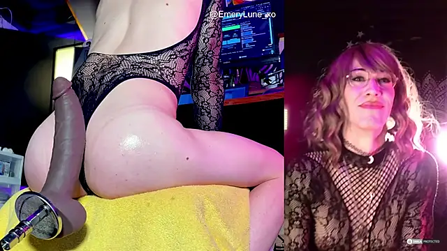 EmeryLune xo online show from October 31, 4:47 am