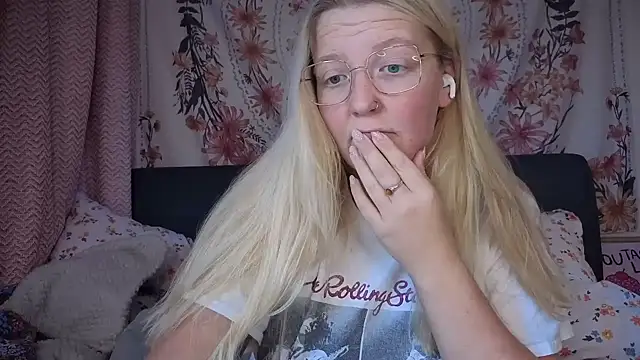 Daisyxoxo  online show from December 2, 10:17 am