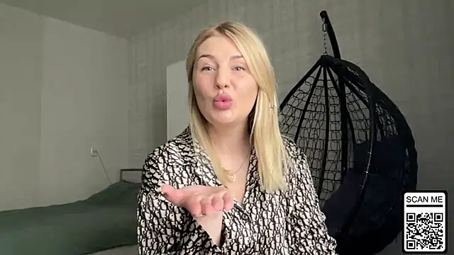 Blondie xoxoxo online show from April 3, 12:25 pm