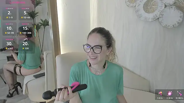 Snapshot of Velora__ chatting on October 3, 3:44 am Velora online show from October 3, 3:44 am