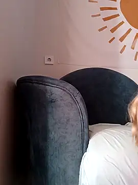 Snapshot of KisaVixen chatting on October 16, 11:02 am KisaVixen online show from October 16, 11:02 am