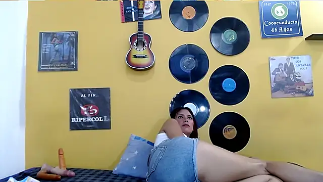 skinnyverus18 online show from April 13, 8:20 pm