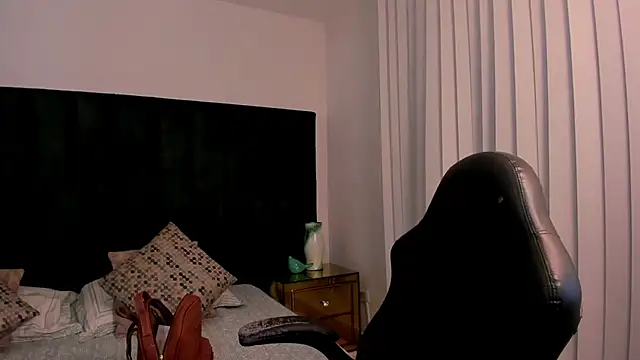 SaraWagner  online show from April 11, 12:17 am