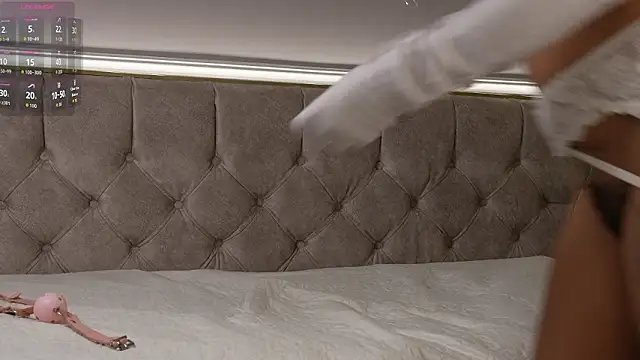 ellette   online show from February 11, 8:10 pm