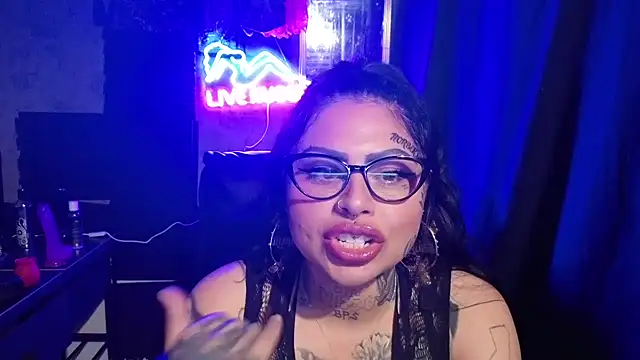 chicanachic13 online show from December 20, 2:48 am