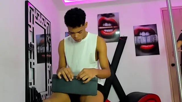 PRETTY FEM online show from October 31, 1:26 pm