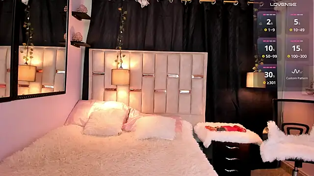 melody-rouss online show from December 18, 4:39 am