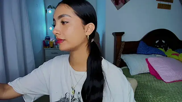 mia yireth online show from October 23, 12:49 am