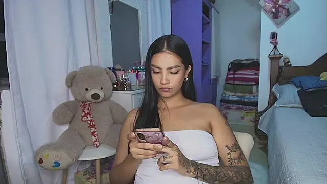 mia yireth online show from November 9, 1:11 am