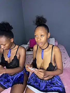 SexyPetitex25 online show from December 19, 5:43 am