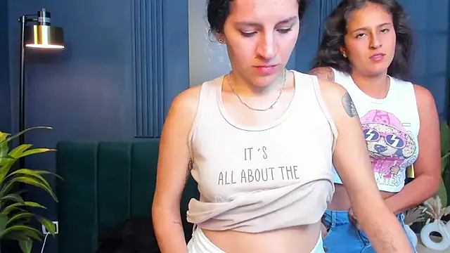 Snapshot of aliceandsia chatting on October 30, 4:37 am aliceandsia online show from October 30, 4:37 am