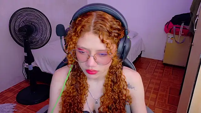 Snapshot of Birdie_0 chatting on October 13, 1:58 pm Birdie 0 online show from October 13, 1:58 pm