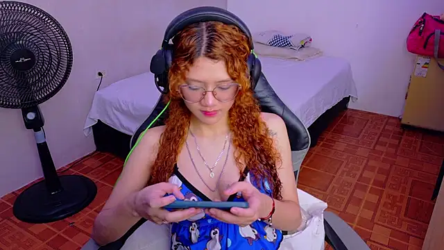 Snapshot of Birdie_0 chatting on September 27, 1:18 pm Birdie 0 online show from September 27, 1:18 pm