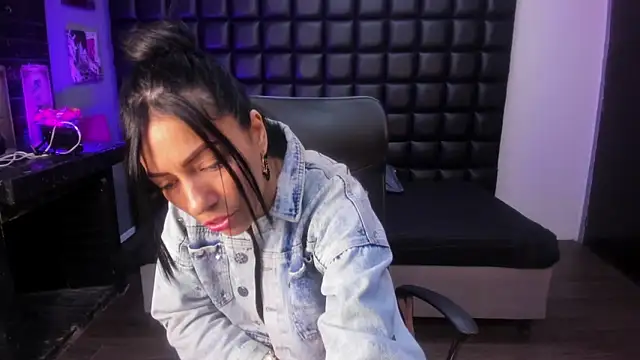 ashlyy sweet  online show from April 18, 7:07 pm