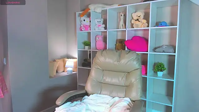 Lynn Martin online show from September 18, 1:26 am