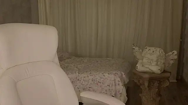 I am joss online show from April 18, 11:37 pm