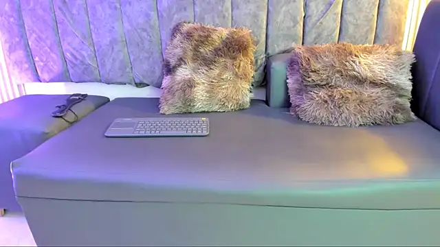 Snapshot of Rowan_Mills chatting on September 26, 9:23 pm Rowan Mills online show from September 26, 9:23 pm