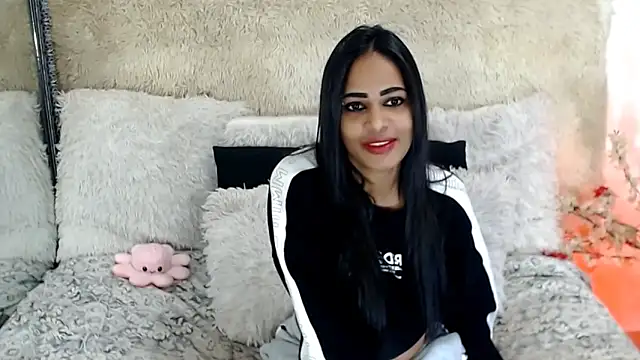 indianchic89 online show from December 14, 4:40 am