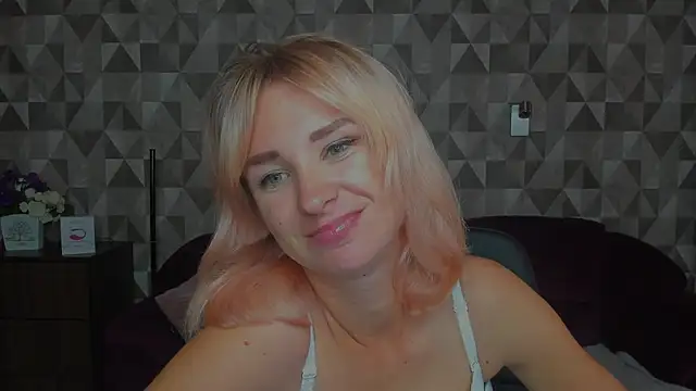 Snapshot of MeryMidnight chatting on September 9, 6:02 am MeryMidnight online show from September 9, 6:02 am