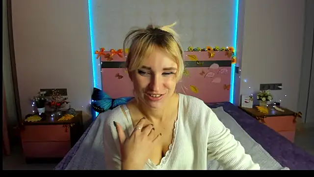 Snapshot of MeryMidnight chatting on October 3, 7:02 am MeryMidnight online show from October 3, 7:02 am
