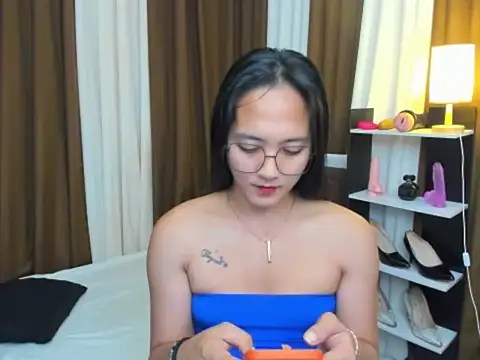 Snapshot of URHottestAngel chatting on October 9, 5:06 pm URHottestAngel online show from October 9, 5:06 pm