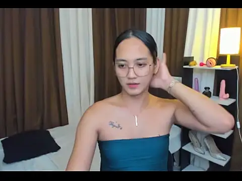 Snapshot of URHottestAngel chatting on October 8, 5:12 am URHottestAngel online show from October 8, 5:12 am