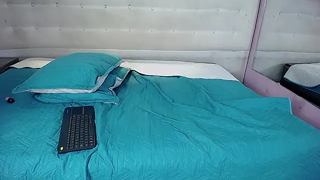 caroliine fox   online show from November 15, 4:35 am