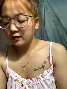 Snapshot of July-y chatting on October 6, 2:23 pm July-y online show from October 6, 2:23 pm