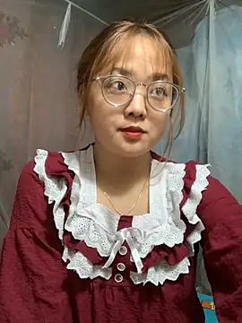 Snapshot of July-y chatting on October 18, 1:19 am July-y online show from October 18, 1:19 am