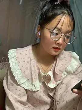 Snapshot of July-y chatting on September 16, 2:36 pm July-y online show from September 16, 2:36 pm