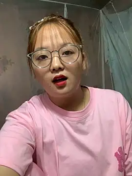 Snapshot of July-y chatting on October 5, 1:49 pm July-y online show from October 5, 1:49 pm
