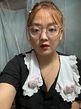 Snapshot of July-y chatting on October 7, 2:32 pm July-y online show from October 7, 2:32 pm