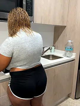 Snapshot of x_deluLuz_x chatting on October 16, 2:58 am x deluLuz x online show from October 16, 2:58 am