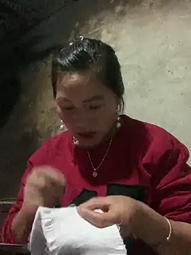 tuyetnhi-00 online show from February 4, 1:25 pm