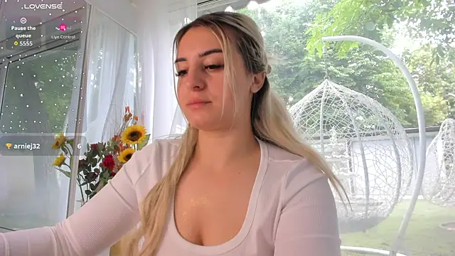 Ella Vee online show from June 7, 6:20 am