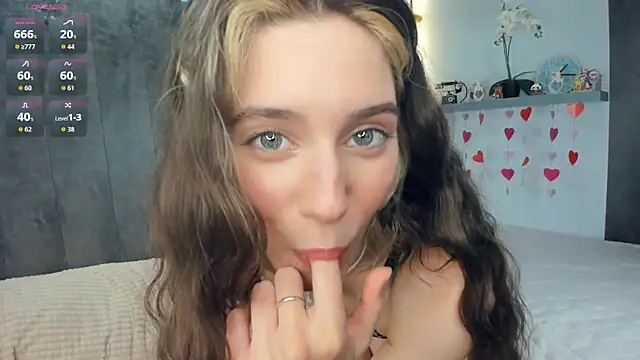 AntonettaTarring online show from April 16, 7:30 am