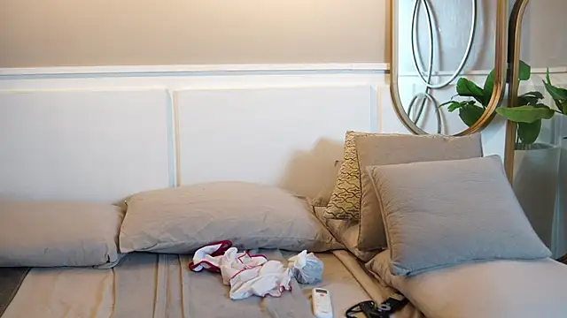 Tayler Kim online show from September 19, 6:18 pm