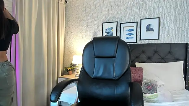 sophie  blare online show from June 1, 7:04 pm
