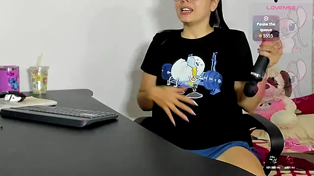 Snapshot of emysweetfeet chatting on October 8, 2:38 am emysweetfeet online show from October 8, 2:38 am